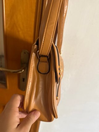 Borsa tracolla beige con chiusura a bottone