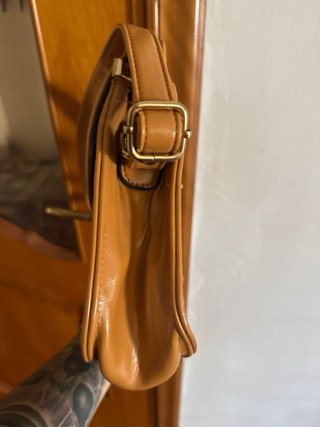 Borsa tracolla beige con chiusura a bottone
