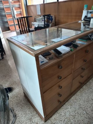 Mostrador madera vitrina cristal