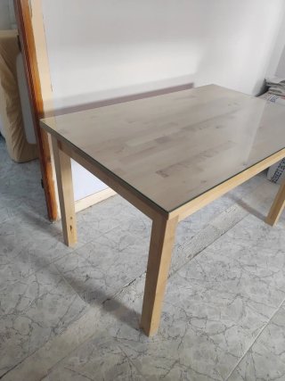 Mesa de madera con tapa de cristal