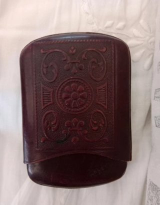 Tabaquera o estuche de cuero antiguo