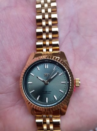 Reloj Parfois dorado con esfera verde
