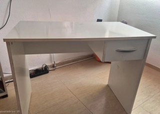 Escritorio blanco con cajón + sofá de dos plazas