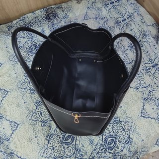Borsa donna nera con cuciture bianche inserti oro