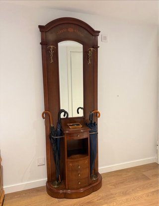 Mueble recibidor clásico con espejo