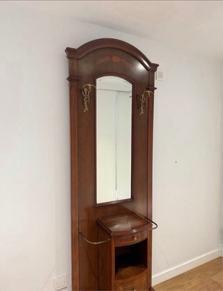 Mueble recibidor clásico con espejo