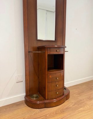 Mueble recibidor clásico con espejo