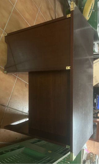 Escritorio de madera con detalles dorados