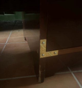 Escritorio de madera con detalles dorados