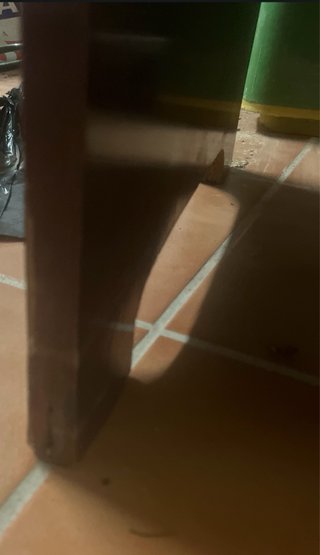 Escritorio de madera con detalles dorados