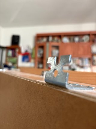 Estantería de madera con baldas de cristal