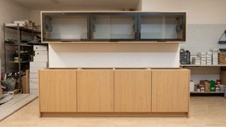 Muebles de cocina madera y cristal.