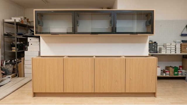 Muebles de cocina madera y cristal.