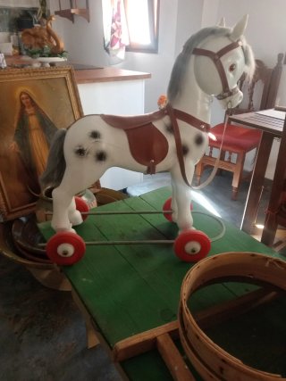 Caballito de juguete antiguo con ruedas