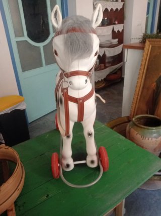 Caballito de juguete antiguo con ruedas