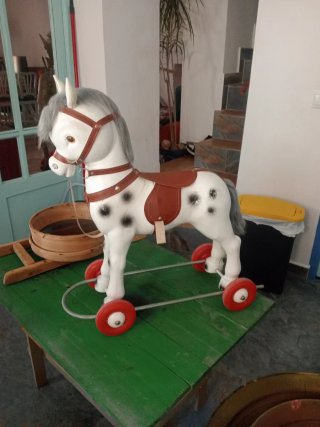 Caballito de juguete antiguo con ruedas