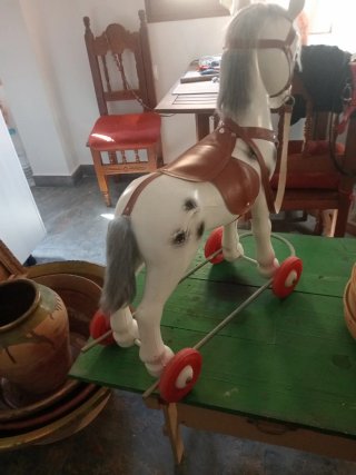 Caballito de juguete antiguo con ruedas