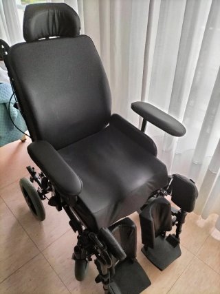 Silla ruedas reclinable y basculante
