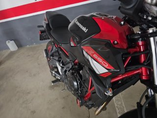 Kawasaki Z650 Naked Negra y Roja