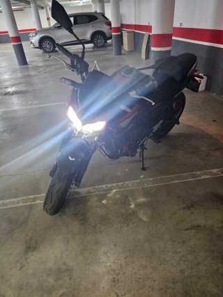 Kawasaki Z650 Naked Negra y Roja