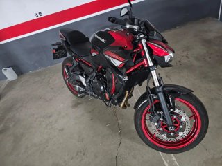 Kawasaki Z650 Naked Negra y Roja
