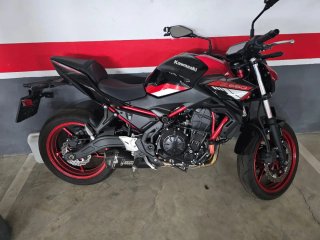Kawasaki Z650 Naked Negra y Roja