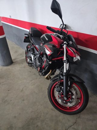 Kawasaki Z650 Naked Negra y Roja