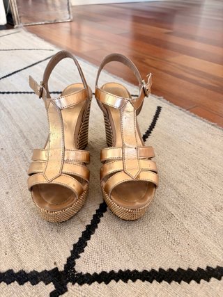 Sandalias Unisa doradas cuña piel T.37