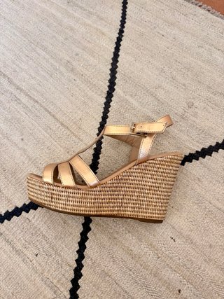 Sandalias Unisa doradas cuña piel T.37