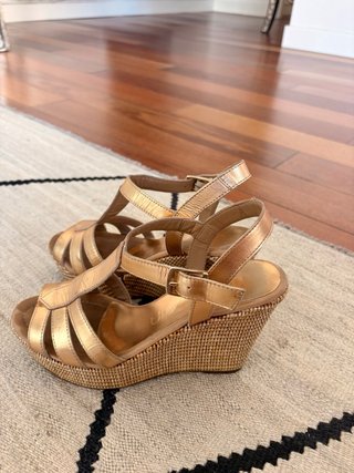 Sandalias Unisa doradas cuña piel T.37
