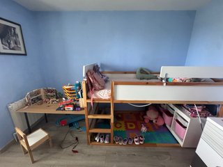 Cama alta infantil con mesa de juegos