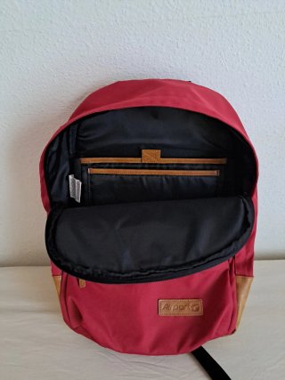 Mochila roja con detalles en cuero