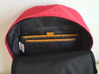 Mochila roja con detalles en cuero