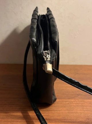 Borsa nera a tracolla con dettagli arricciati