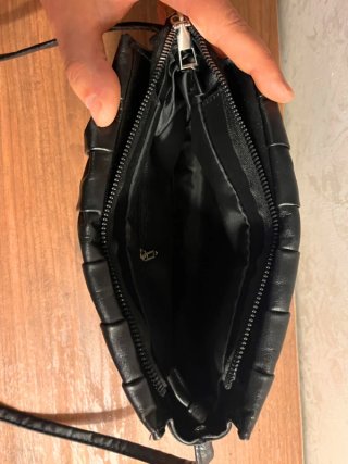 Borsa nera a tracolla con dettagli arricciati