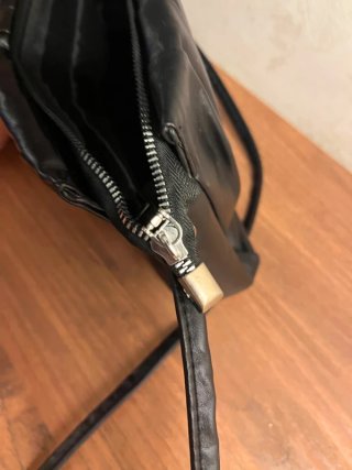 Borsa nera a tracolla con dettagli arricciati