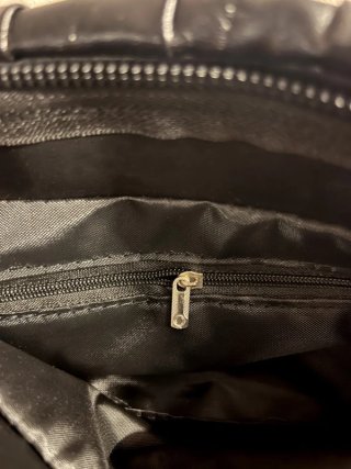 Borsa nera a tracolla con dettagli arricciati