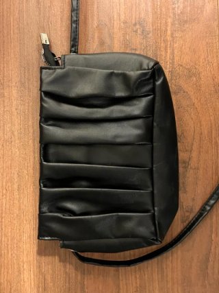 Borsa nera a tracolla con dettagli arricciati