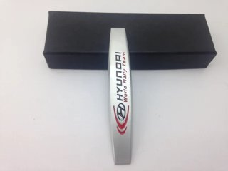 EMBLEMA LATERAL O TRASERO HYUNDAI PLATA MATE