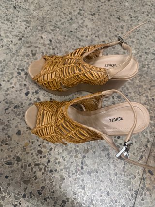 Sandalias cuña Schutz beige