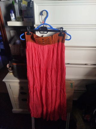 Falda larga coral con cinturón