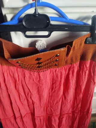 Falda larga coral con cinturón