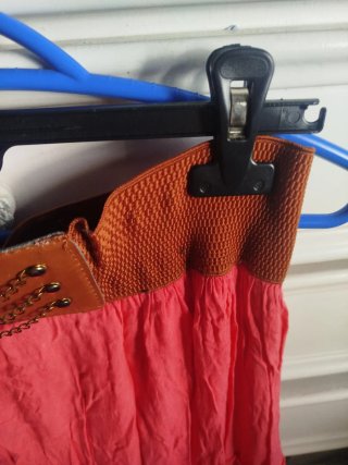 Falda larga coral con cinturón
