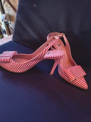 Zapatos de tacón a rayas rojas y blancas, piel