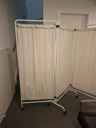 Biombo clínico con ruedas