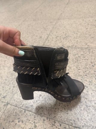 Sandalias boho negras y plateadas