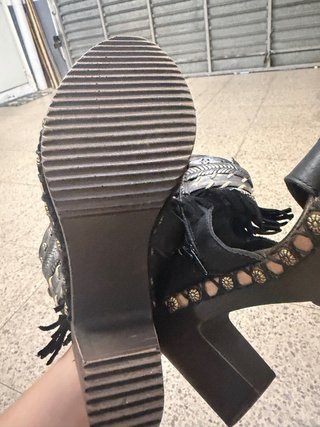 Sandalias boho negras y plateadas