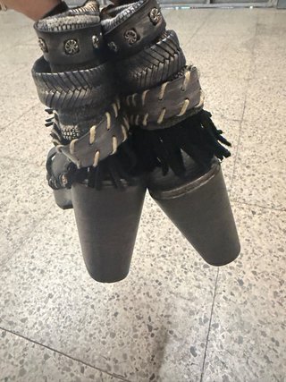 Sandalias boho negras y plateadas