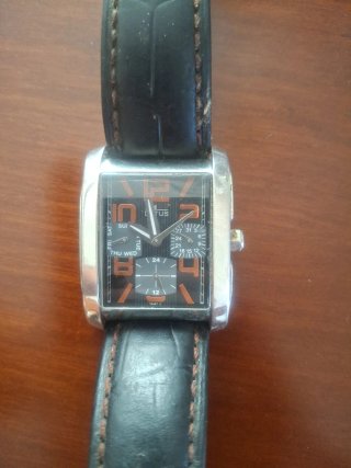Reloj Lotus Cuadrado Negro y Plateado