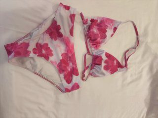 Bikini floral rosa y blanco,  regalo de mini pareo